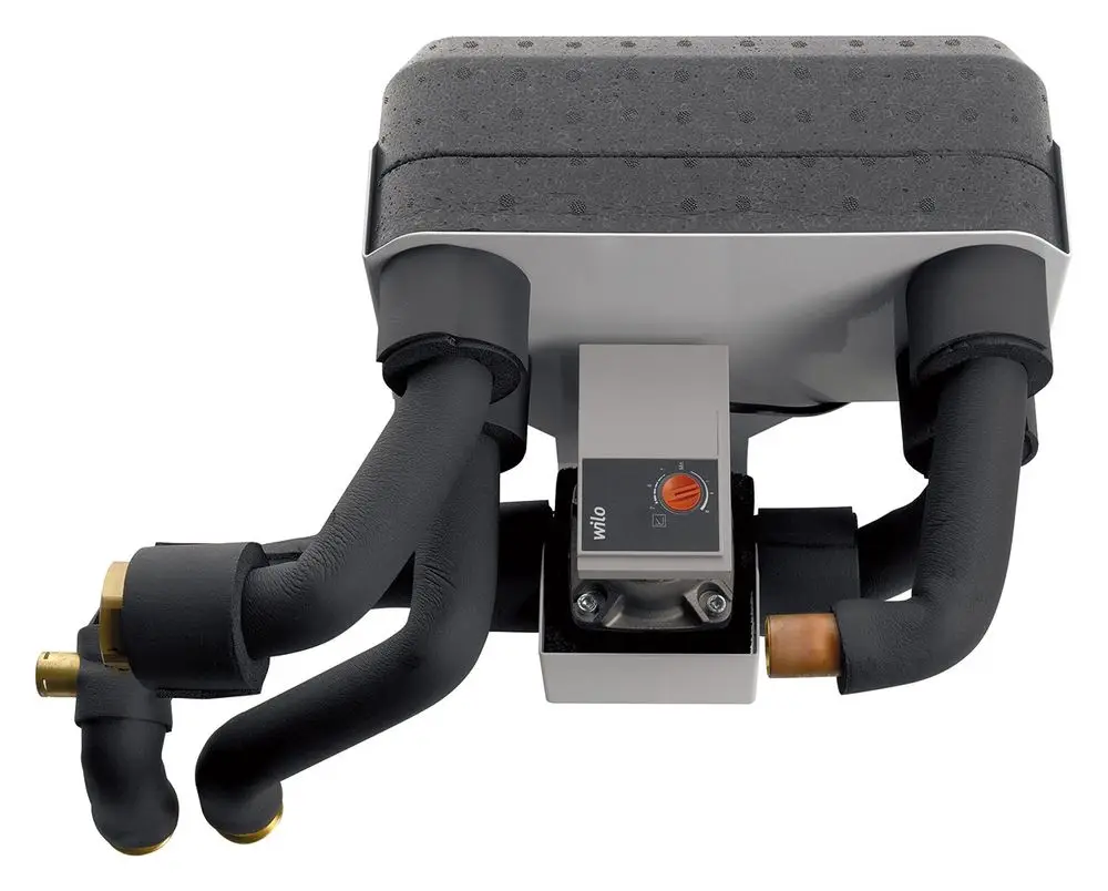 Wärmetauscher von Vaillant mit zwei schwarzen, isolierten Rohrleitungen und einem zentralen Steuerelement. Das Design ist kompakt mit unterschiedlichen Anschlüssen.